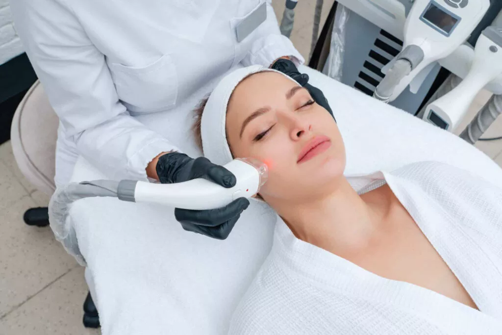 Eine Kosmetikbehandlung in einem Schönheitssalon für das Gesicht einer Frau.