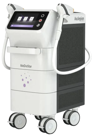 Ein medizinisches Gerät mit Touchscreen-Display und Bedientasten. Es trägt den Markennamen „Asclepion“ an der Seite und „MeDioStar“ an der Vorderseite. Das Gerät steht auf einem Rollgestell und hat zwei angeschlossene Handstücke.